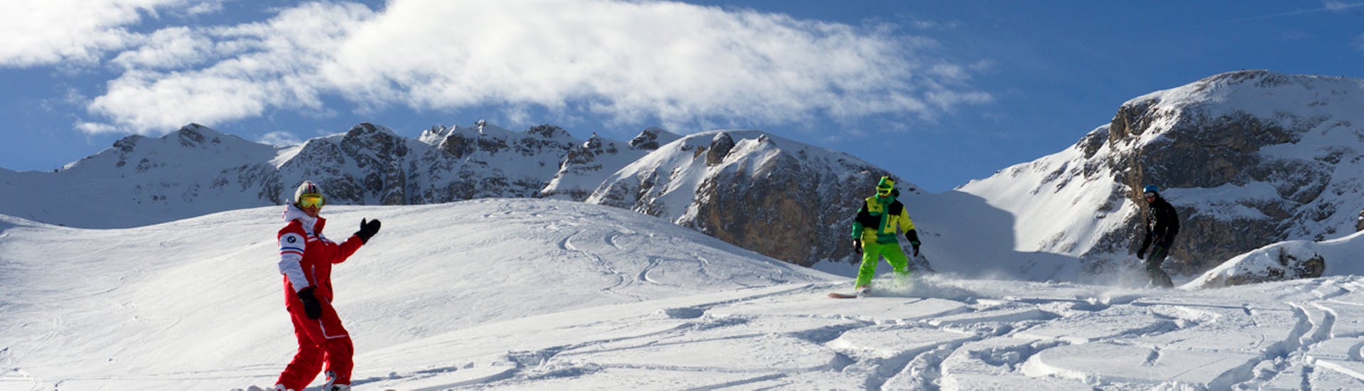 Ein Snowboarder nutzt seine private Snowboardstunde mit dem ESF Courchevel 1650, um abseits der Piste zu fahren.