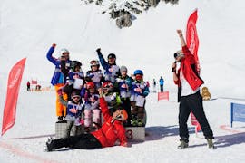 Die Kinder haben Spaß beim Abschlussrennen des Kinderskikurses für Anfänger mit der Skischule Innsbruck.