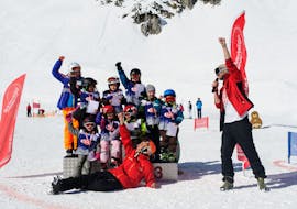 Kids are having fun during the final race of the kids ski lessons for beginners with Skischule Innsbruck.