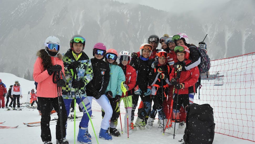 Un gruppo di adolescenti si è goduto la lezione di sci per adulti e ragazzi di tutti i livelli con ESF Courchevel 1650.