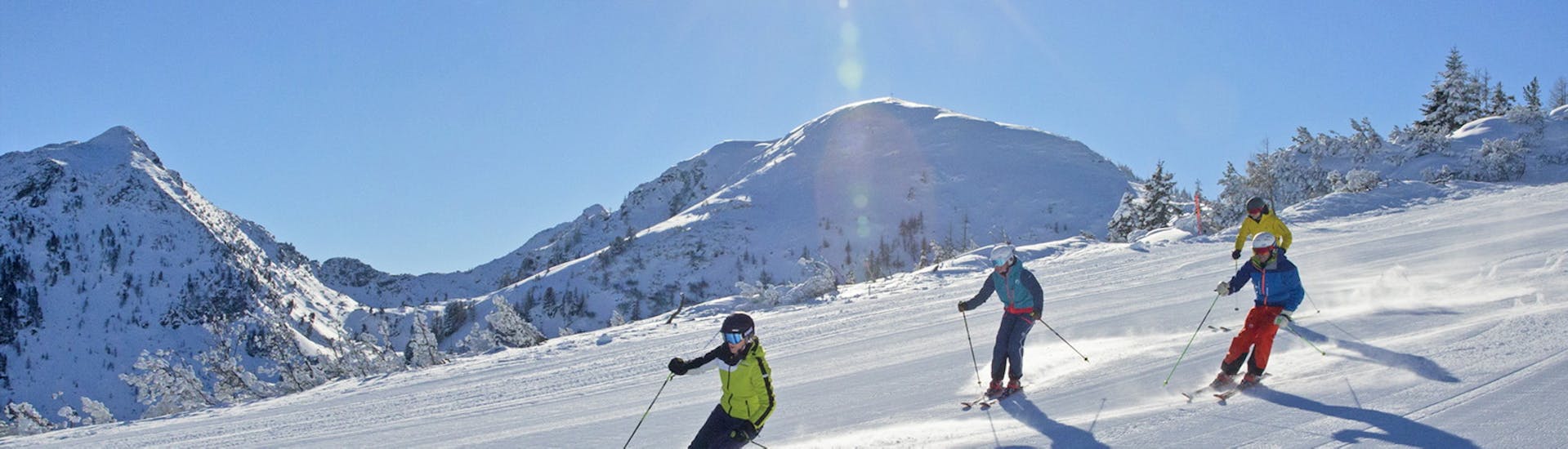 Lezioni di sci per adulti a partire da 15 anni per tutti i livelli.
