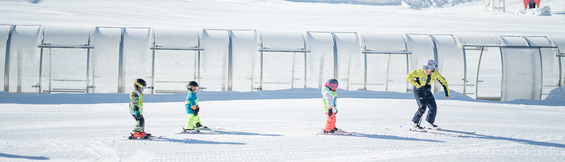 Sur la piste du jardin des neiges de Prosneige Tignes a lieu un cours de ski pour enfants "Petit Ours".