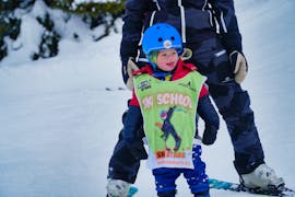 A kid is having fun during the Kids Ski Lessons "Rising Stars" (2-3 y.) for First-Timers with Skischule SNOWSTARS Turracher Höhe.