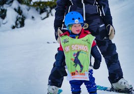 Een kind vermaakt zich tijdens de kinderskilessen "Rising Stars" (2-3 j.) voor beginners bij Skischule SNOWSTARS Turracher Höhe.