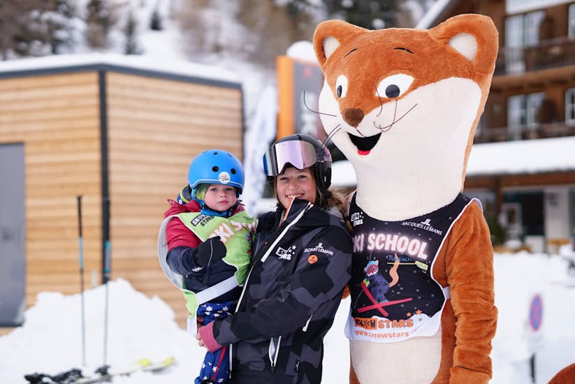 Een kind en zijn skileraar van de Skischule SNOWSTARS Turracher Höhe.