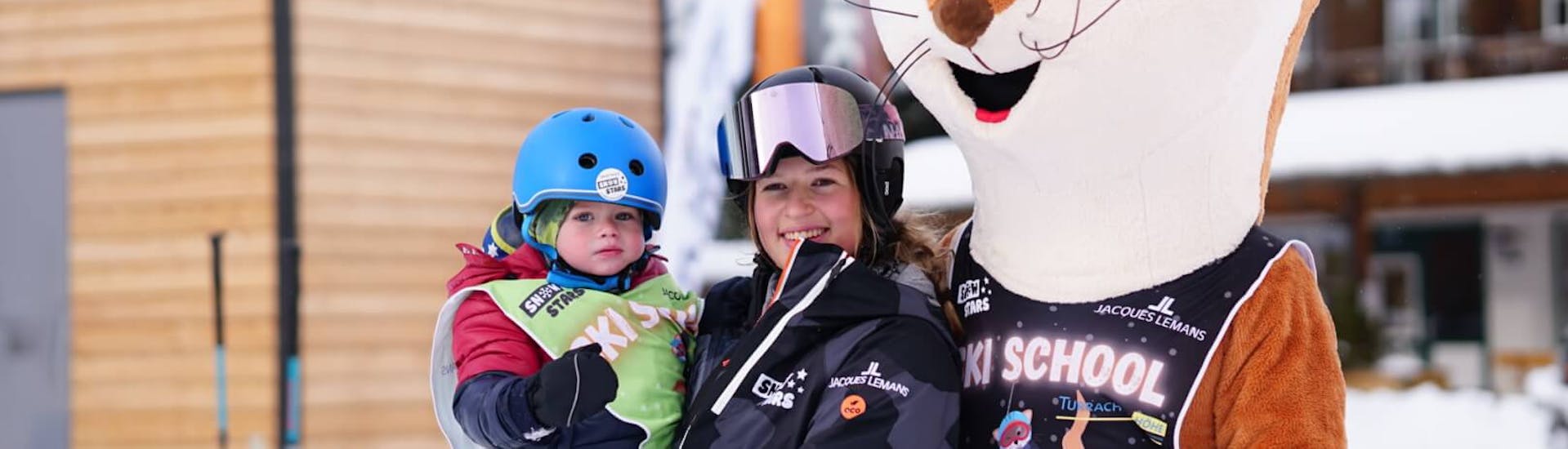 Ein Kind und sein Skilehrer aus der Skischule SNOWSTARS Turracher Höhe.