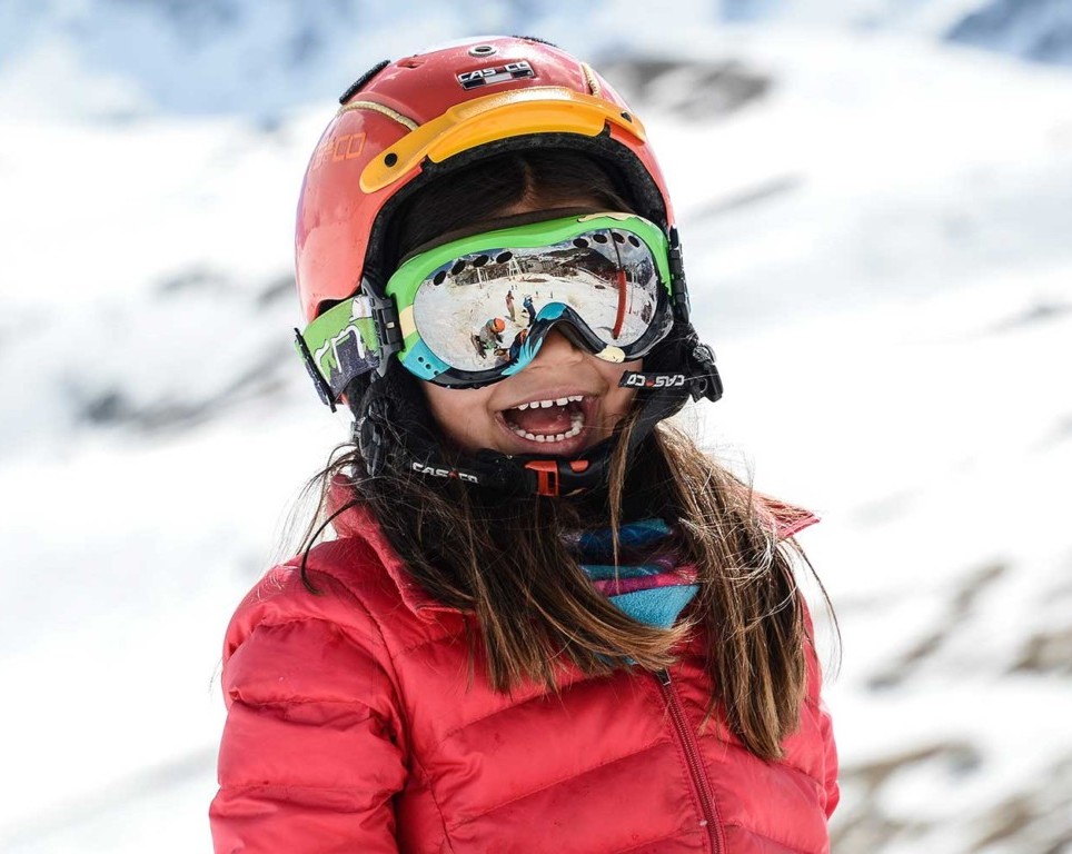 Une petite fille s'amuse beaucoup pendant son cours de ski pour enfants avec Prosneige Tignes. 