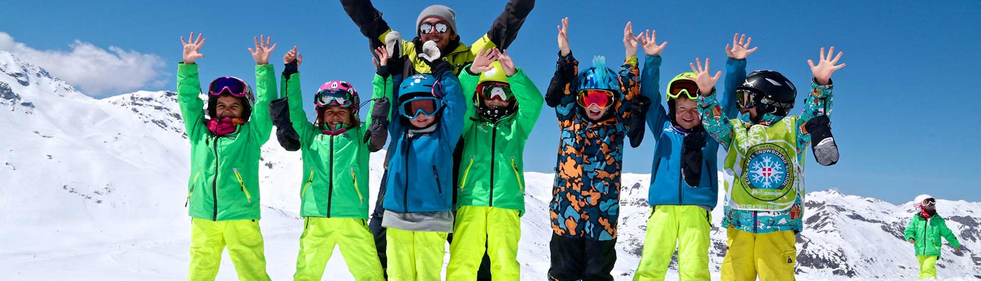 Des skieurs en herbe viennent de passer un super cours de ski pour enfants avec Prosneige Tignes. 