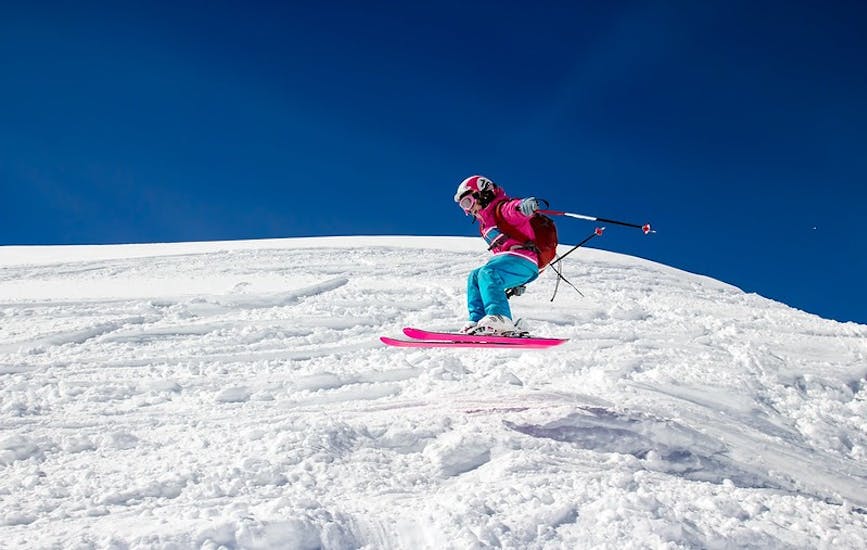 Een gevorderde skiër leert sprongen tijdens tienerskilessen voor alle niveaus bij Skischule Snowstars Turracher Höhe.