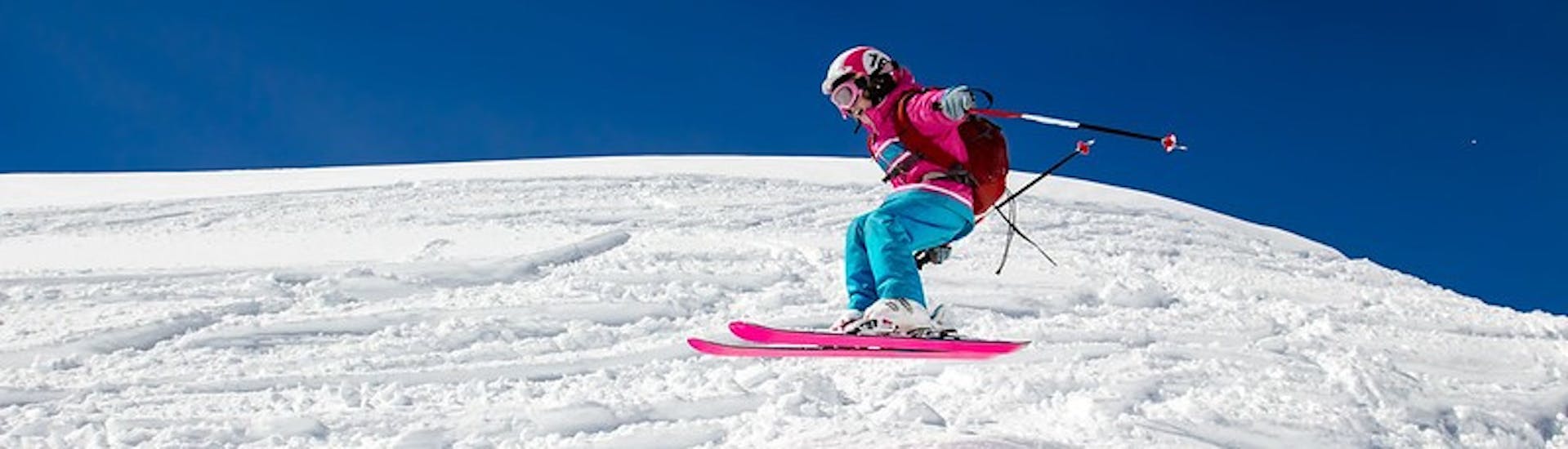 Ein fortgeschrittener Skifahrer lernt Sprünge während des Teenager-Skikurses für alle Stufen mit der Skischule Snowstars Turracher Höhe.