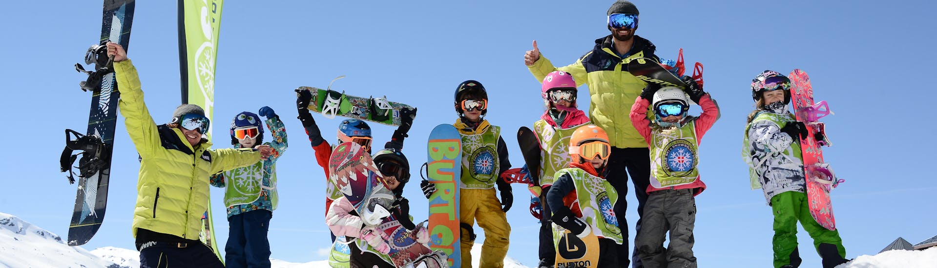 Des enfants passent un super moment pendant un cours de snowboard avec Prosneige Tignes. 