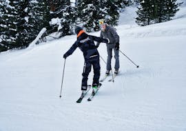 Ein Mann folgt einem Skilehrer aus der Skischule SNOWSTARS Turracher Höhe beim Skikurs für Erwachsene für Anfänger.