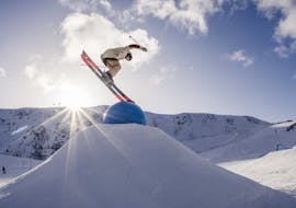 Ein fortgeschrittener Skifahrer fährt Freestyle während des privaten Skikurses für Erwachsene aller Stufen mit der Skischule Snowstars Turracher Höhe.