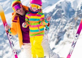 Ein kleines Kind nimmt an einem privaten Skikurs für Kinder aller Altersgruppen mit der Skischule Snowstars Turracher Höhe teil.