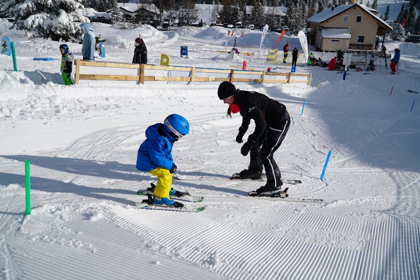 Een kind vermaakt zich tijdens de privé-skilessen voor kinderen van alle niveaus bij Skischule SNOWSTARS Turracher Höhe.