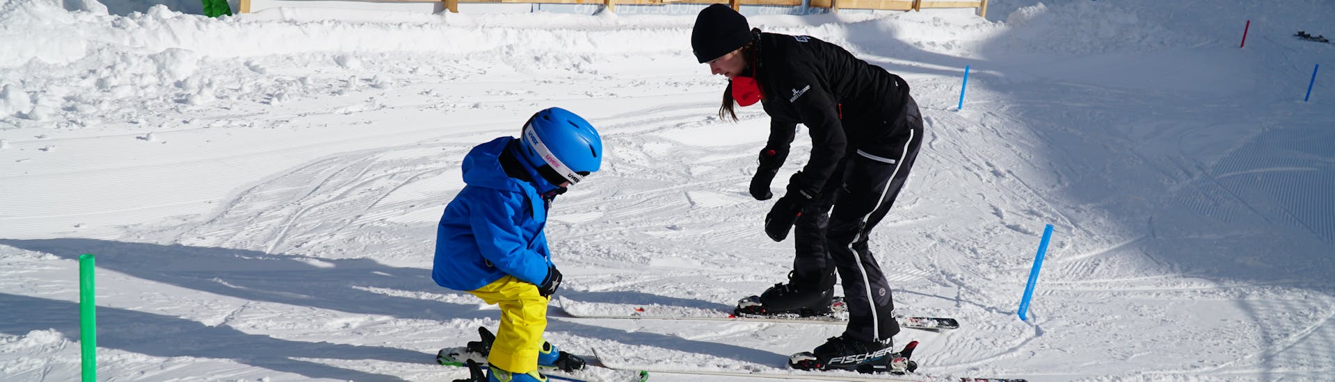 Een kind vermaakt zich tijdens de privé-skilessen voor kinderen van alle niveaus bij Skischule SNOWSTARS Turracher Höhe.
