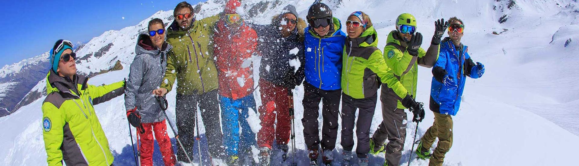 Un groupe de skieurs pendant un cours de ski pour adultes avec Prosneige Tignes. 