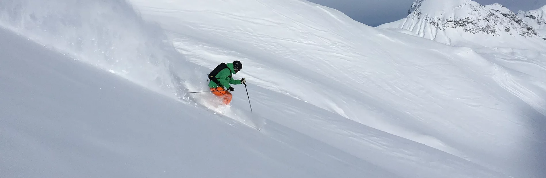 Ein Skifahrer genießt den Pulverschnee während eines privaten Freeride Kurs mit der Skischule Snowstars Turracher Höhe.