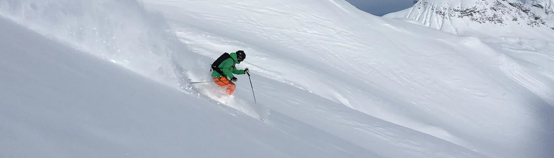 Ein Skifahrer genießt den Pulverschnee während eines privaten Freeride Kurs mit der Skischule Snowstars Turracher Höhe.