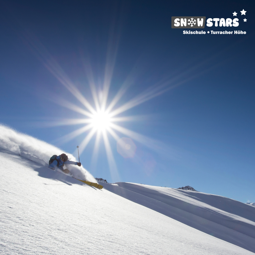 Ein Skifahrer hat Spaß beim privaten Off-Piste-Skikurs mit der Skischule Snowstars Turracher Höhe.