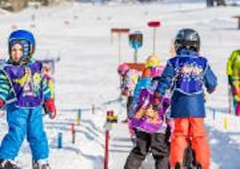 Children in the Kinderland during their kids ski lessons bambini (from 3 years) with the Amigos Snowsports ski school in Mariazell. 