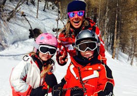Maestra di sci con i bambini a Gressoney durante una delle lezioni di sci per bambini (5-15 anni) per tutti i livelli.
