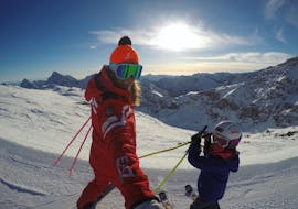 Il maestro di sci si fa un selfie con un bambino a Gressoney durante una delle lezioni private di sci per bambini per tutti i livelli. 