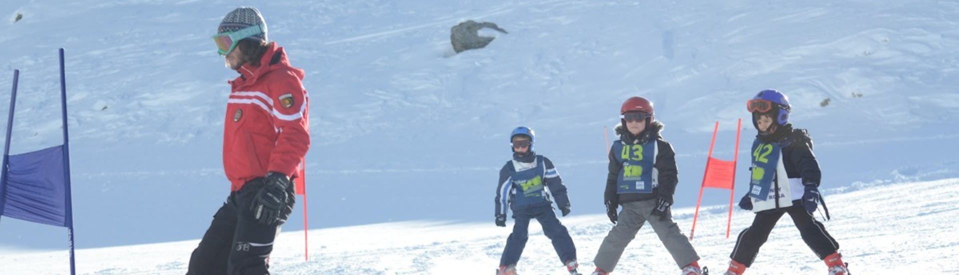 Un enfant suit son moniteur pendant son Cours particulier de ski Enfants (4-15 ans) pour Tous niveaux avec Scuola Sci Gressoney Monterosa.