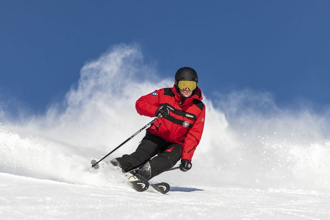 Un skieur expérimenté perfectionne ses compétences en ski pendant un cours particulier de ski pour adultes à l'École Suisse de Ski de St Moritz The Red Legends. 