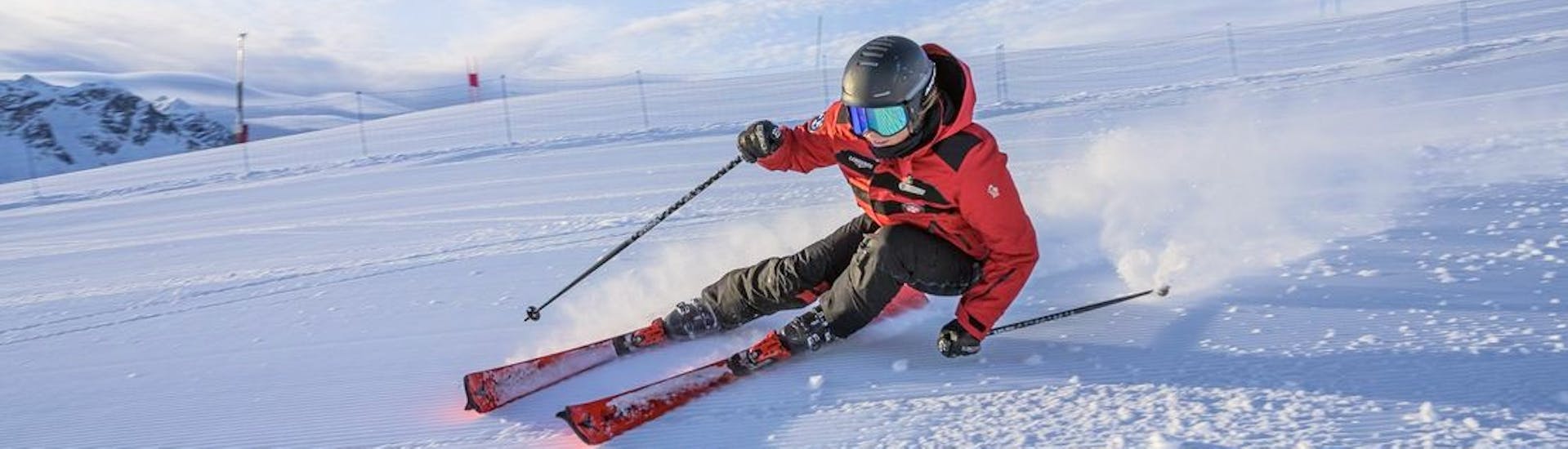 Ein Skifahrer rast die Pisten hinunter, während er mit der Schweizer Skischule St. Moritz the Red Legends privaten Skikurs für Erwachsene aller Levels nimmt.
