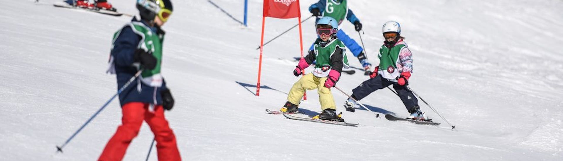 Lezioni di sci per bambini (5-15 anni) per tutti i livelli.