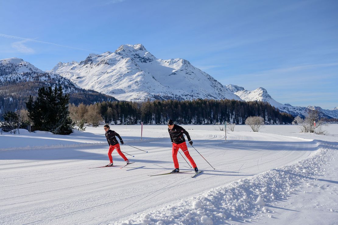 Deux personnes profitent de cours particuliers de ski de fond pour tous les niveaux avec l'École Suisse de Ski St. Moritz the Red Legends.