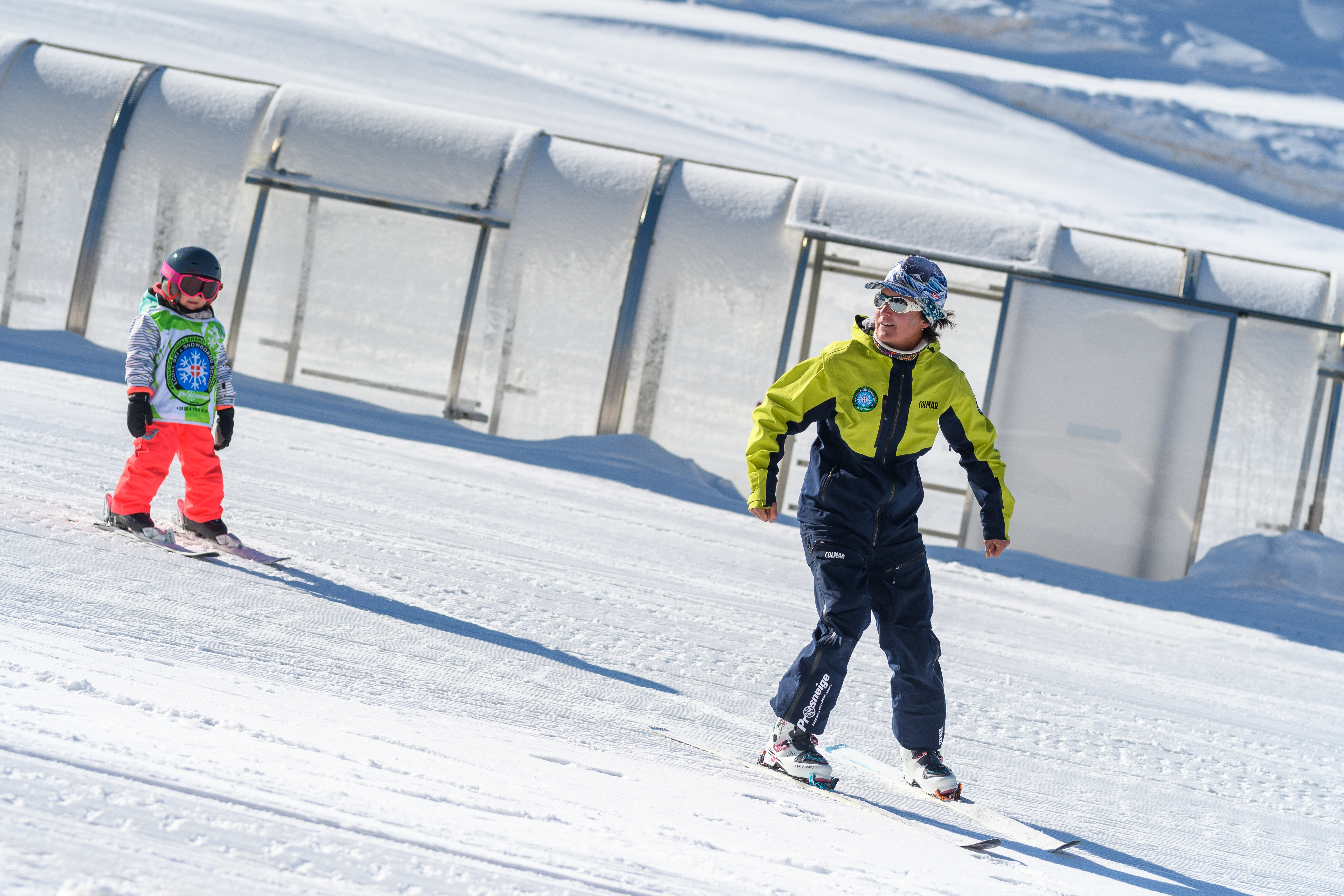 A child makes his first snowplough during "Petit Ours" kids ski lessons with Prosneige Alpe d'Huez.