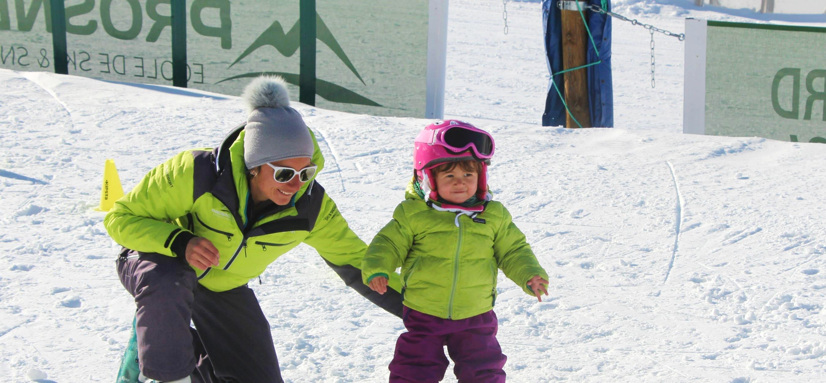 A kid is learning how to ski during their Kids Ski Lessons "Petit Ours" (3-4 years) - Max 6 per group with Prosneige Alpe d'Huez.