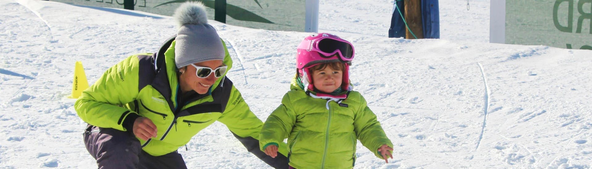 A kid is learning how to ski during their Kids Ski Lessons "Petit Ours" (3-4 years) - Max 6 per group with Prosneige Alpe d'Huez.