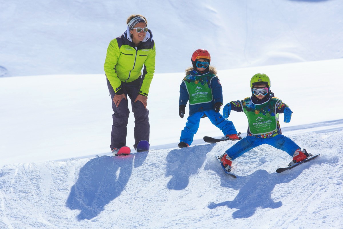 Des enfants se tiennent prêts à dévaler leur première piste pendant leur Cours de ski Enfants (5-13 ans) - Max 8 par groupe avec Prosneige Alpe d'Huez.
