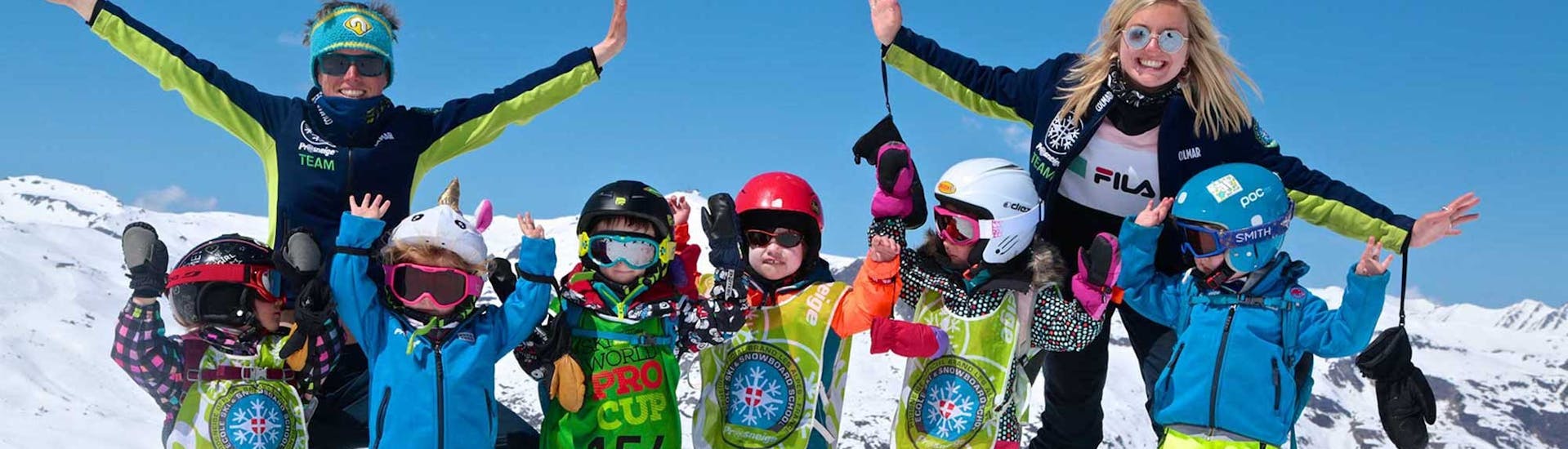 Des enfants se font prendre en photo avec leurs moniteurs pendant leur Cours de ski Enfants (5-13 ans) - Max 8 par groupe avec Prosneige Alpe d'Huez.