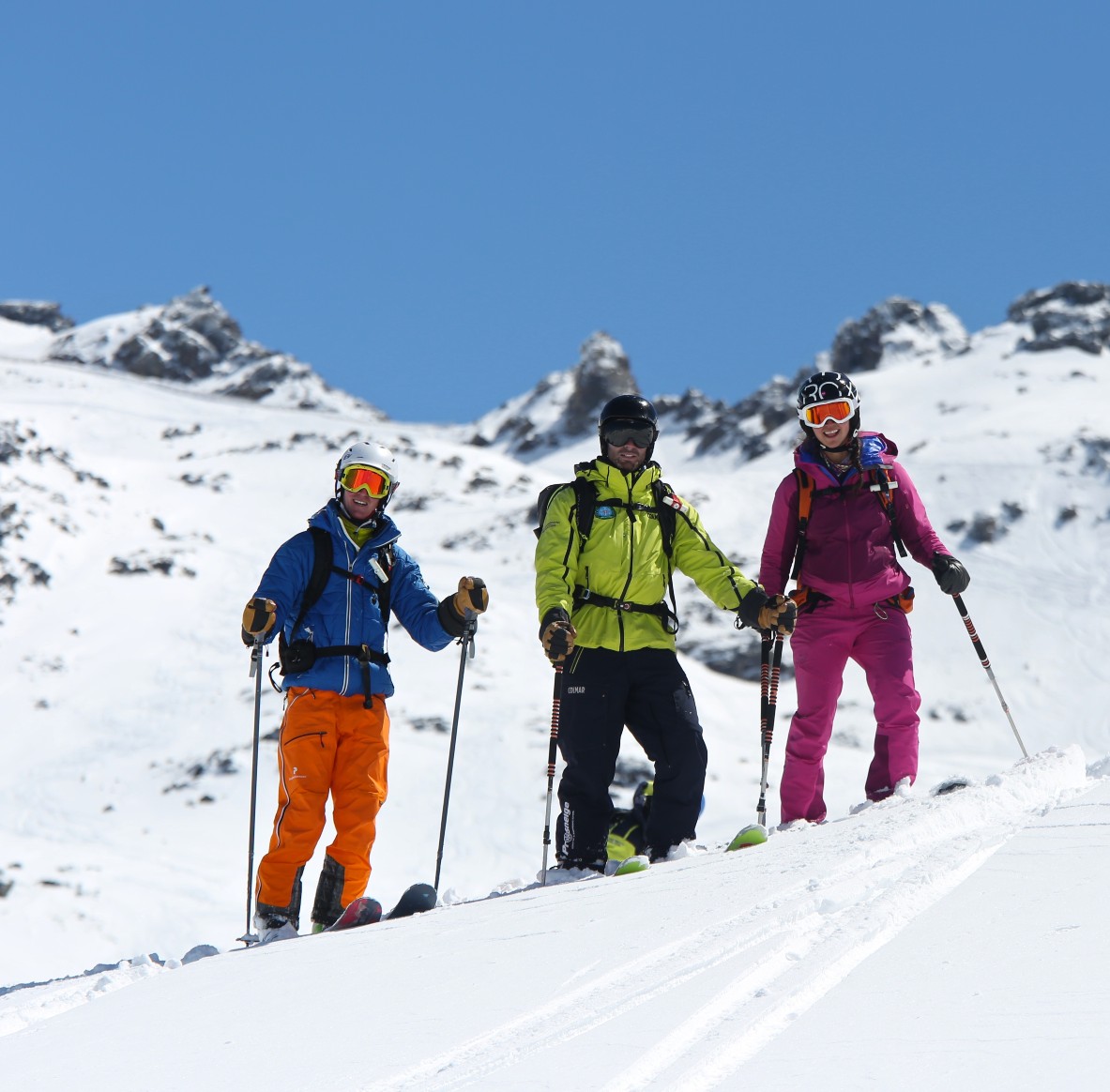 Skiers and their instructor from Prosneige Alpe d'Huez enjoy the slopes of the domain during adult ski lessons for all levels. 