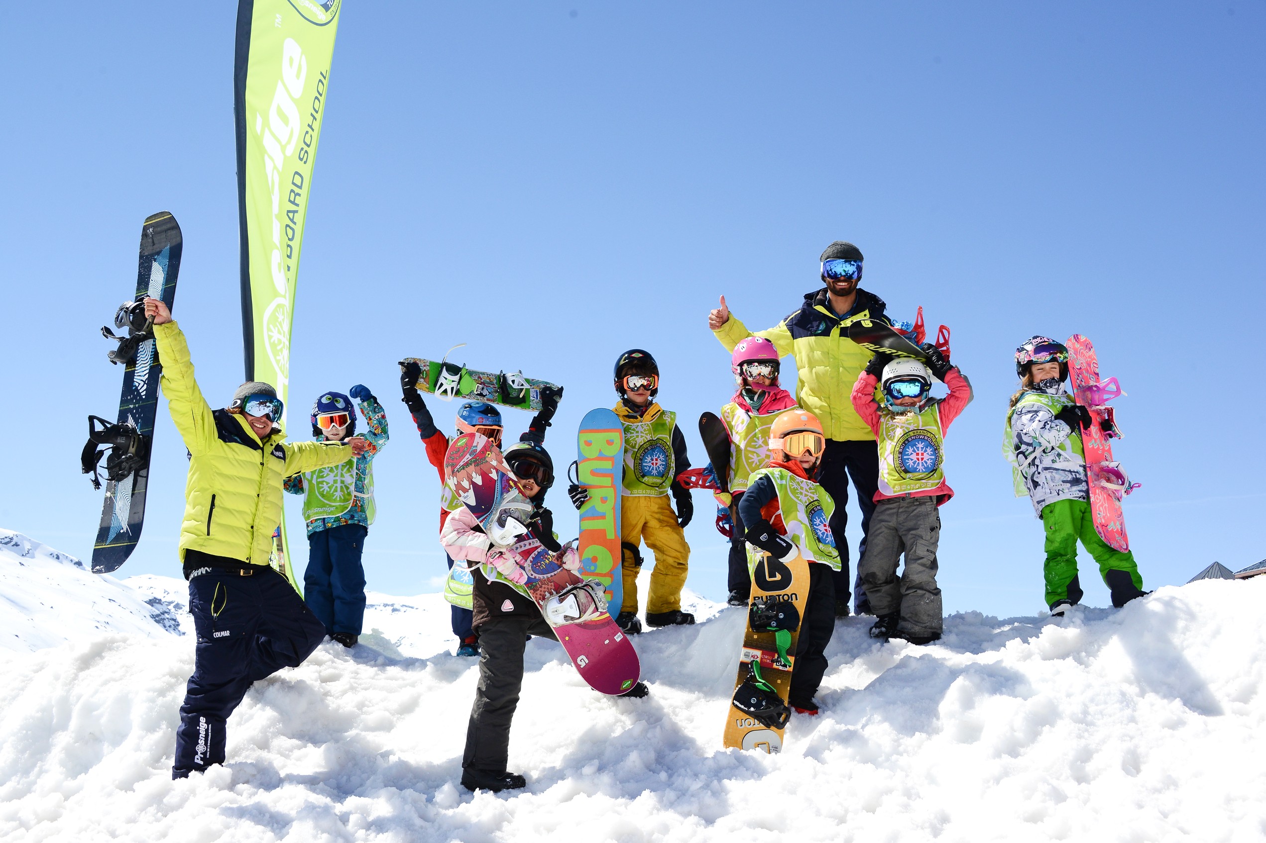 Kids are taking a group picture during their Kids Snowboarding Lessons (5-13 y.) for All Levels with Prosneige Alpe d'Huez.