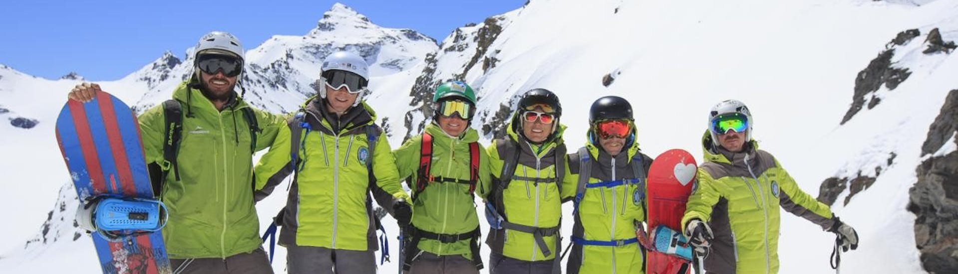Des snowboardeurs se prennent en photo pendant leur Cours de snowboard Adultes avec Prosneige Alpe d'Huez.