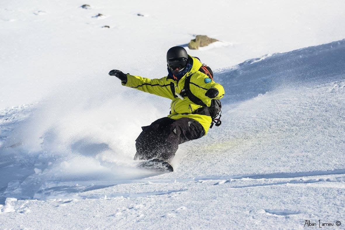 A Prosneige Alpe d'Huez instructor teaches snowboarding during snowboarding lessons for adults. 