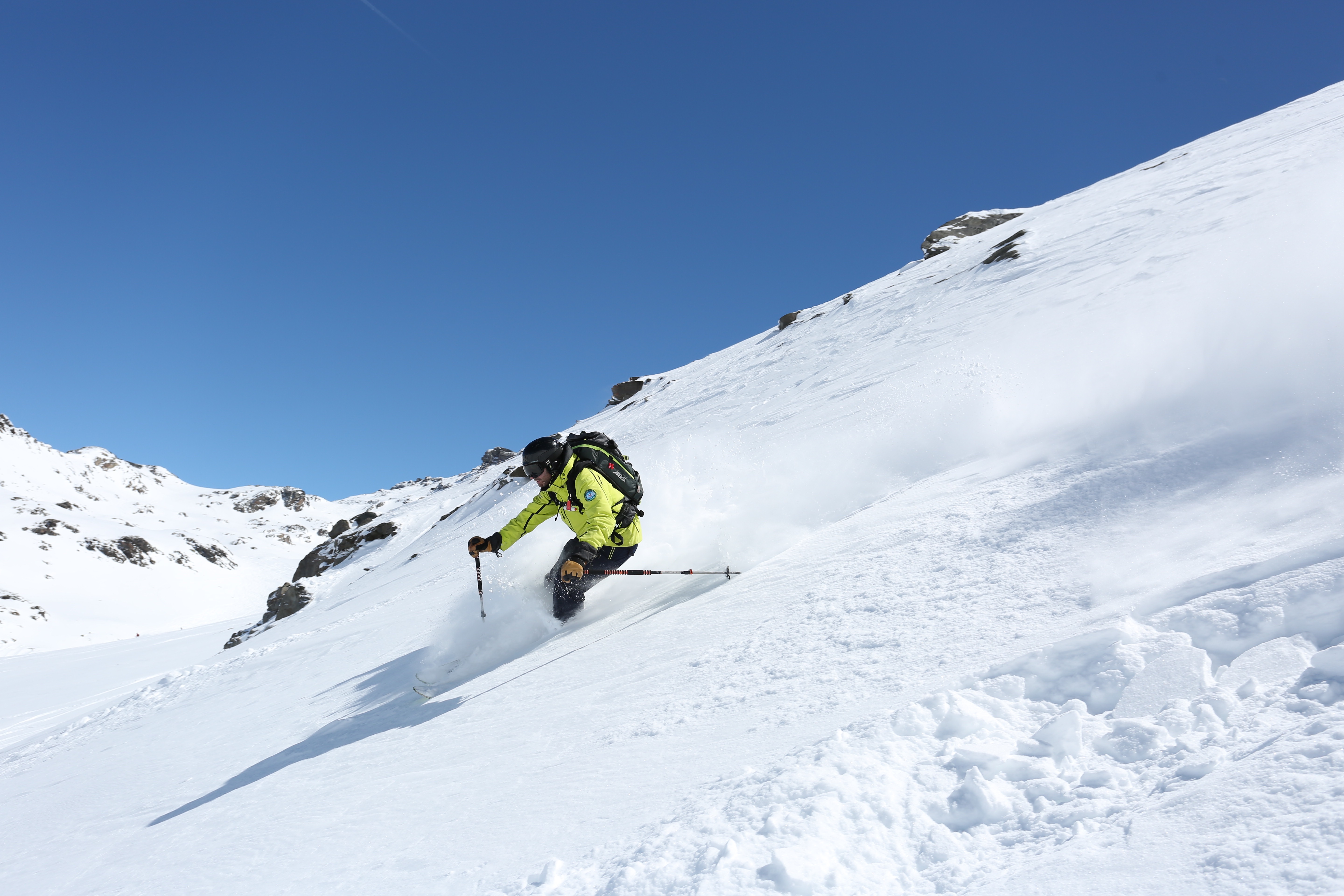 A skier runs down a slope during a private ski lesson for adults with Prosneige Alpe d'Huez. 