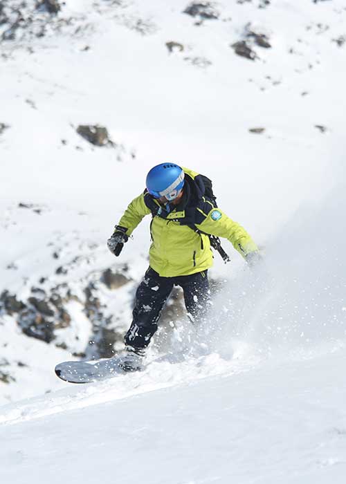 Un snowboardeur fait du freeride pendant un cours particulier de snowboard avec Prosneige Alpe d'Huez.