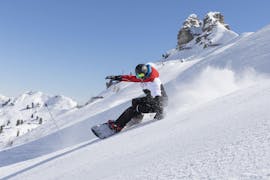 Een snowboarder scheurt van een helling tijdens zijn snowboardlessen voor gevorderden in Stubai.