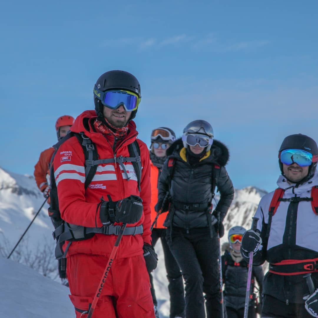 An instructor and his group during teens and adults ski lessons for all levels with the Ski School ESF Valmorel.
