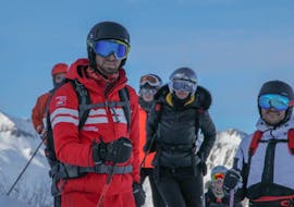 An instructor and his group during teens and adults ski lessons for all levels with the Ski School ESF Valmorel. 