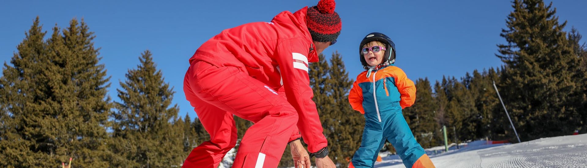 Un moniteur de l'ESF Valmorel accompagne un enfant pendant un cours particulier de ski pour enfants.