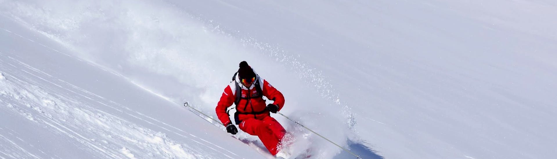 Un skieur dans la poudreuse pendant un cours particulier de ski pour adultes de l'ESF Valmorel.