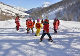 Kids and instructor in Pragelato for one of the kids ski lessons for beginners. 