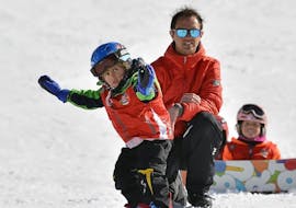 Snowboardkurse für Kinder (5-15 J.) für Anfänger mit Scuola Sci Nazionale Pragelato.